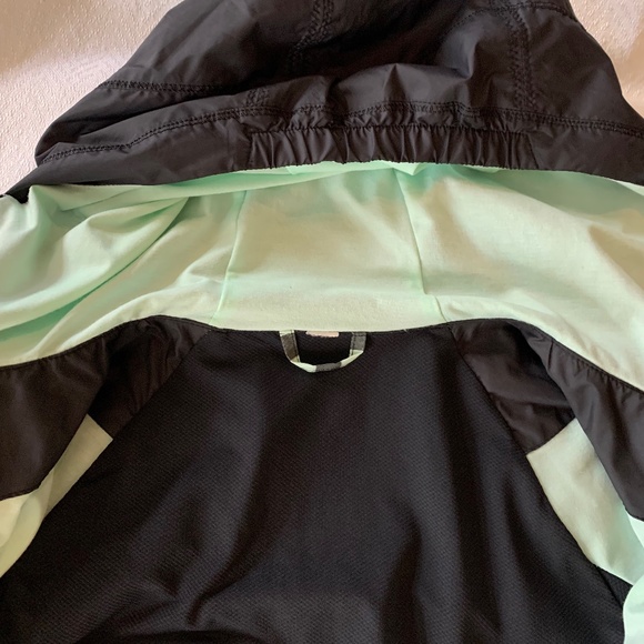 Lululemon Give Up and Glow Jacket, Size 4 (RARE) - Picture 13 of 14